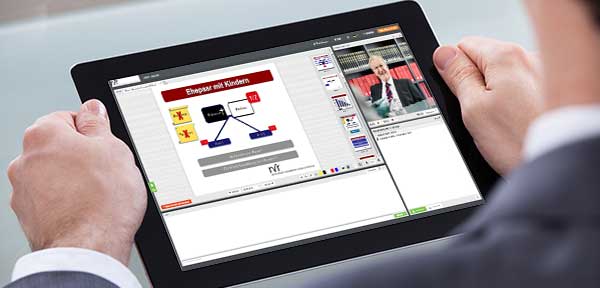 Es wird ein Webinar über Erbrecht auf dem Tablet angesehen